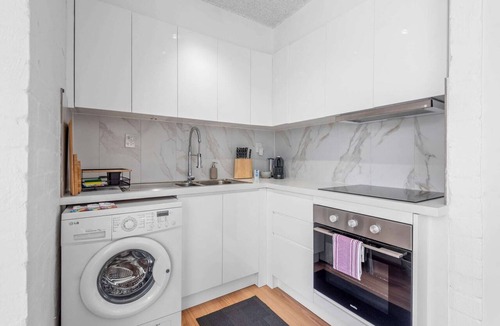 South Yarra Apartment | Cozy 1BR Stay in South Yarra with Parking & Wi-Fi