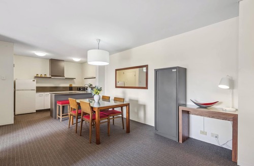 East Perth Apartment | Cozy 2-Bedroom Apartment with City Views