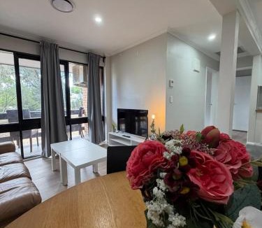 Lyons Apartment | Cozy 2BR, 1 parking, 4 Sleep, Woden,Canberra , pet free, free parking
