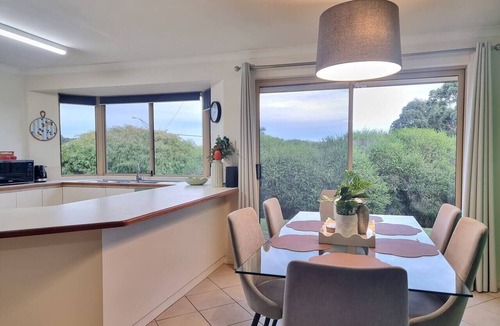 Spencer Park House | Cozy and Elevated 4BR Home near Albany CBD & Beach