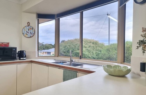 Spencer Park House | Cozy and Elevated 4BR Home near Albany CBD & Beach