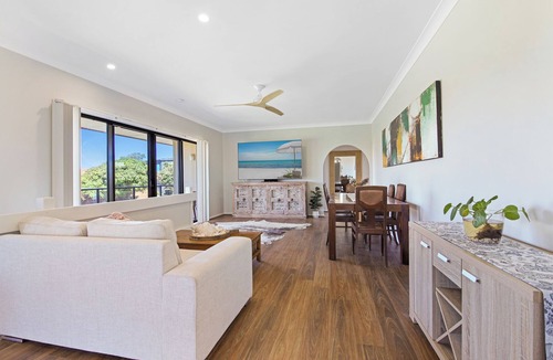 Sandy Beach House | Cozy and Peaceful: Solitary at Sandy, Walk to the Beach!