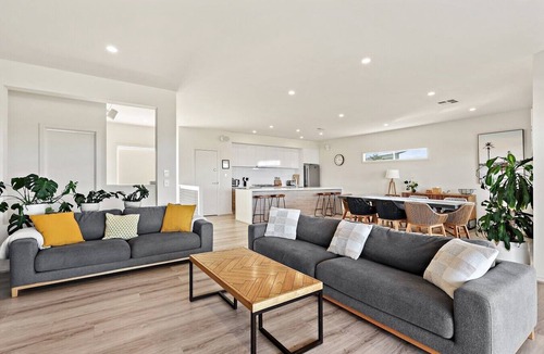 Middleton House | Cozy Beach House - Ocean Views