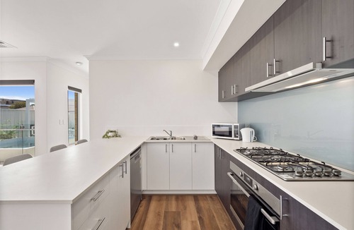 Mandurah House | Cozy Coastal Retreat | Marina, Beach & Plunge Pool