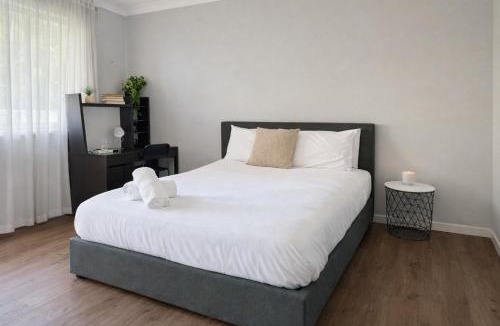 Berala House | Cozy Double Room - Central Spot - Shared Bathroom