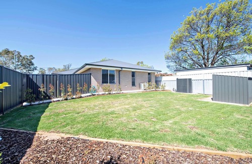 Dubbo House | Cozy Getaway - Modern Central Unit | Garden View