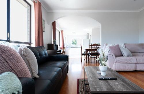 Riverside Apartment | Cozy Hideaway I Parking & WiFi