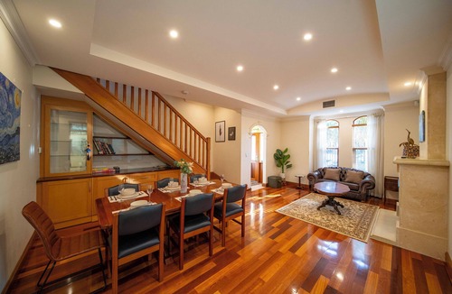Glenelg Villa | Cozy Home with fireplace 5mins to beach