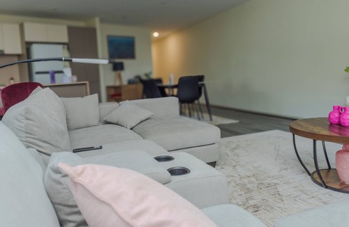 Wollongong CBD Apartment | Cozy Modern Stayz | Free Parking | 1-Min Station, 5-Min Hospital | Heated Pool