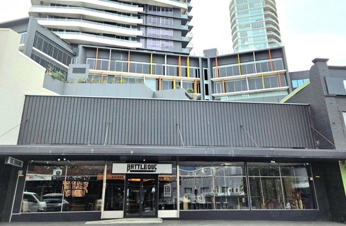 Wollongong CBD Apartment | Cozy Modern Stayz | Free Parking | 1-Min Station, 5-Min Hospital | Heated Pool
