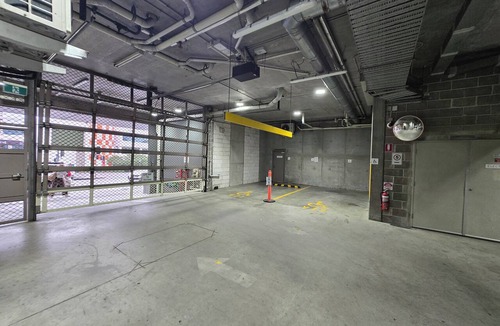 Wollongong CBD Apartment | Cozy Modern Stayz | Free Parking | 1-Min Station, 5-Min Hospital | Heated Pool