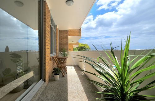 Coogee Apartment | Cozy Poolside Coogee Beach Sanctuary