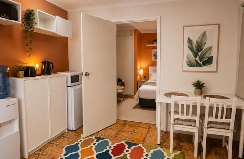 Curtin House | Cozy private Sleep Go Room with a private toilet - NO shower - Free Parking