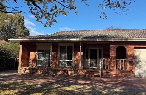 Turner House | Cozy Queen Room Near ANU and City Centre | Parking