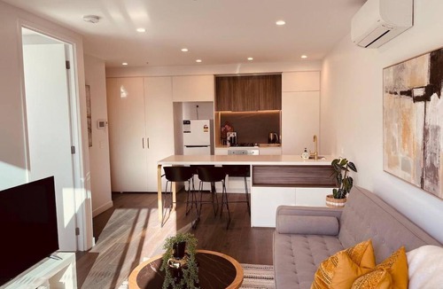 Box Hill Apartment | Cozy Retreat Central Box Hill the Place to Stay