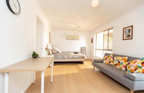Mackenzie House | Cozy Studio Suite in House - Private Kitchen Bath