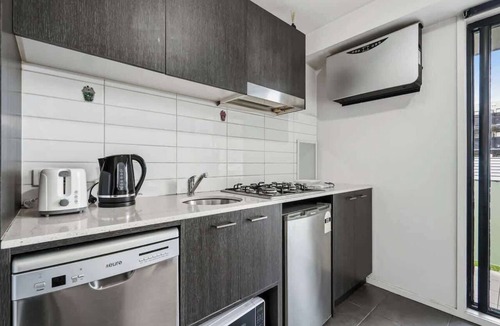 Box Hill Apartment | Cozy Studio w/Kitchen | Steps to Hospital & Rail