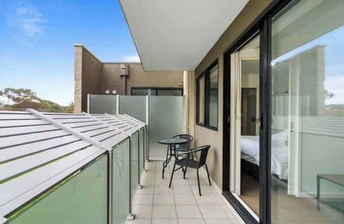 Box Hill Apartment | Cozy Studio w/Kitchen | Steps to Hospital & Rail