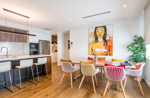 East Brisbane Apartment | Creative East Brisbane Escape Balcony & Parking