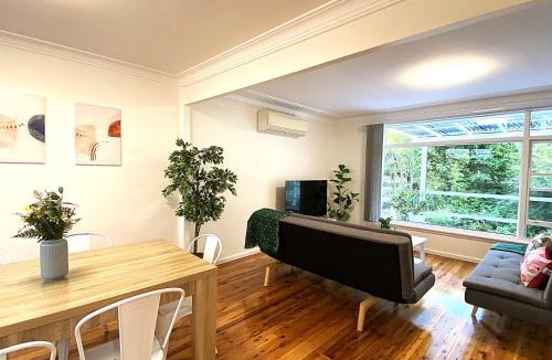 Pennant Hills House | Creekside House - 3 bedrooms & 2 bathrooms entire house