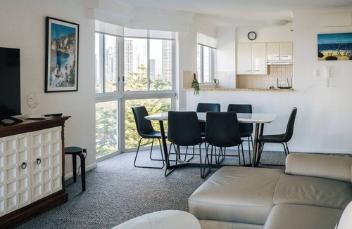 Main Beach Hotel | Crest Apartments
