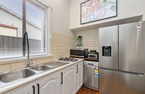 Lathlain House | Crown & Optus Just Steps Away
