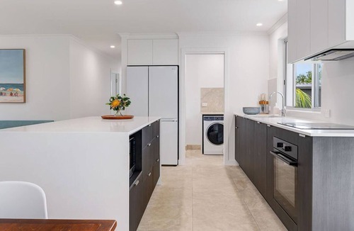 Battery Hill House | Currimundi Retreat Pet Friendly, Walk to the beach