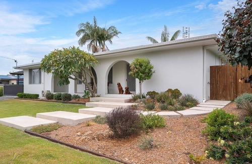 Battery Hill House | Currimundi Retreat Pet Friendly, Walk to the beach