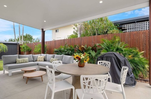 Battery Hill House | Currimundi Retreat Pet Friendly, Walk to the beach