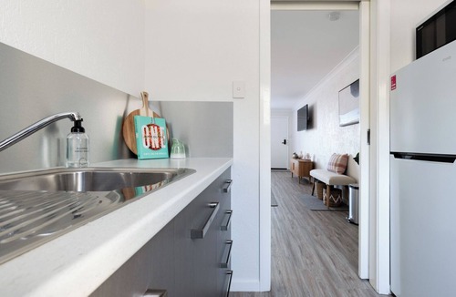 Riverside Apartment | Cute and Cosy Studio with Parking & WiFi