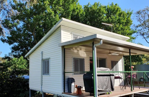 Burpengary Cabin | Cute Cabin with Pool, Sauna, Hot Tub & Day Spa, Pet Friendly