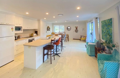Smiths Lake House | Cute, comfy whole house with a huge deck, minutes from local beaches!