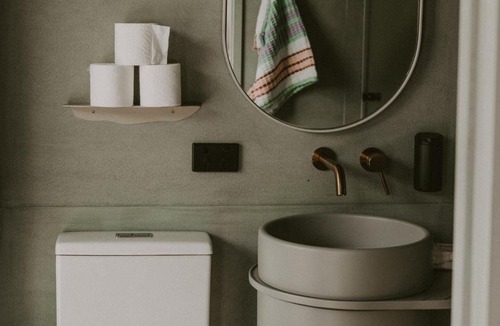 Palmwoods House | Cute, Cozy Container with Outdoor Bath near Montville