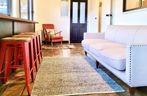 Katoomba House | Daffodil Cottage - Cheerful Cottage with Character and Charm Centrally Located to Katoomba Village and Attractions