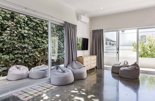 Dunsborough House | DECADENT & STYLISH 2 STOREY COASTAL RETREAT