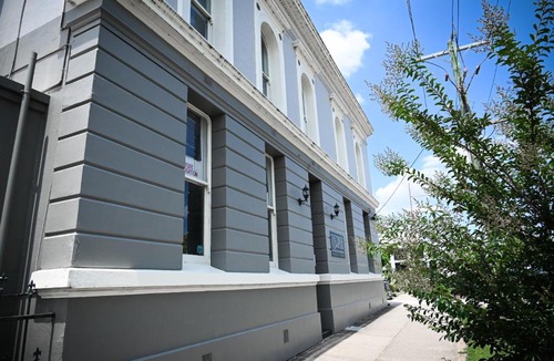 Mansfield Hotel | Deck Quarters - Mansfield, VIC