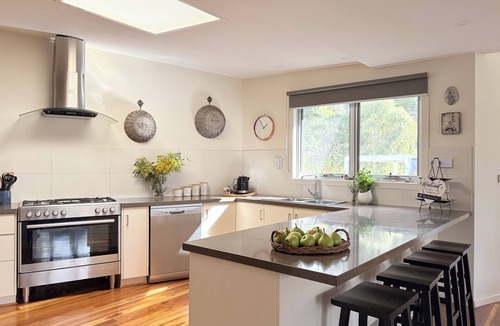 Hepburn House | Deckhaus Hepburn - Spacious Bush Retreat Just Minutes from Daylesford