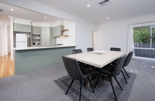 South Albury House | Delightful Digs on David - Fully renovated cottage with four bedrooms