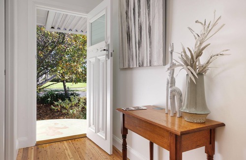 South Albury House | Delightful Digs on David - Fully renovated cottage with four bedrooms