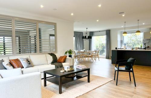 Mambourin House | Deluxe Master Bedroom in Melbourne west