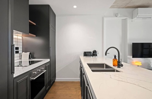 Collingwood North Apartment | Designer Oasis - Hot Tub | Free Parking
