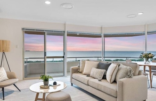 Cottesloe House | Direct ocean front house! Free WIFI and parking.