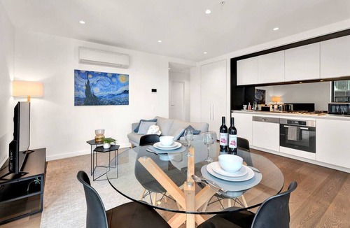 Docklands Apartment | Docklands Skyline Luxury Stay w/Panoramic View