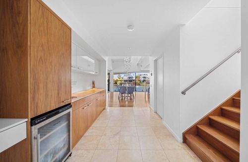 Pelican Waters House | Dog Friendly Canalhouse, Pontoon & Pool