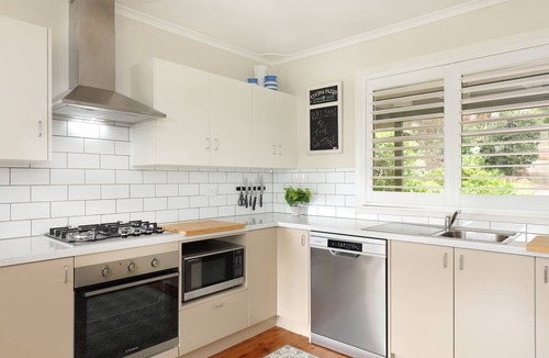 Wentworth Falls Cottage | Dogs Stay Free. Cosy Restful Retreat with Fireplace.