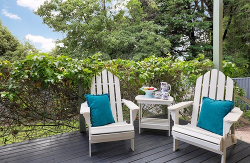 Wentworth Falls Cottage | Dogs Stay Free. Cosy Restful Retreat with Fireplace.