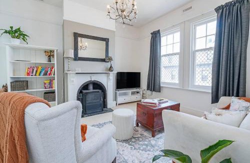Hobart Central Business District House | Dolly's Cottage - Timeless Retreat near Hobart CBD