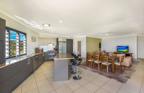 Brisbane Waterfront Apartment | Dolphin view Apartments