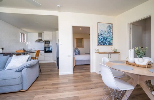 Pindimar Cottage | Dolphin View Cottage - tranquility on the water
