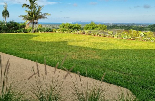 Nindaroo House | Doug's Place - Spectacular Views + Tennis Court